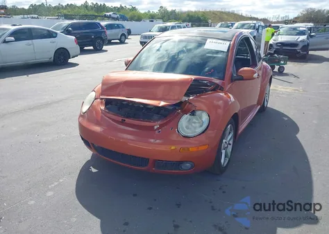 2010 Volkswagen New Beetle 2.5L Red Rock Edition z USA, uszkodzony, nr VIN 3VWRW3AG1AM034723